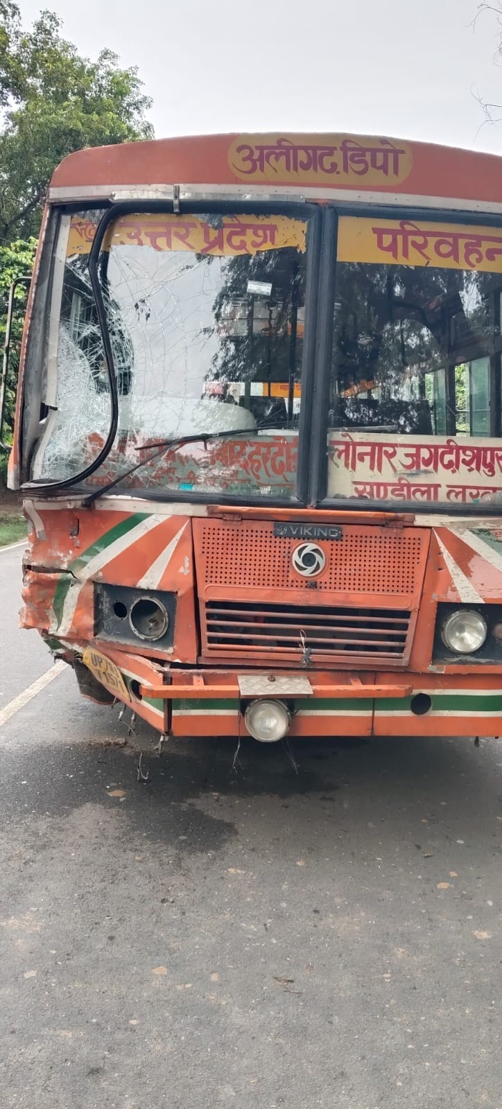 अलीगंज क्षेत्र में झकरई भट्ठे के पास हुए हादसे में क्षतिग्रस्त हुआ लोडर वाहन। संवाद