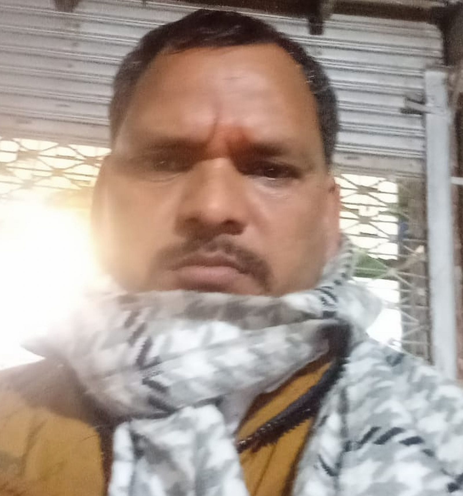 अपने के कमरे में इसी पंखे के फंदेके सहारे लटका था नन्हेलाल। संवाद अपने के कमरे में इसी पंखे के फंदेके सहारे लटका था नन्हेलाल। संवाद