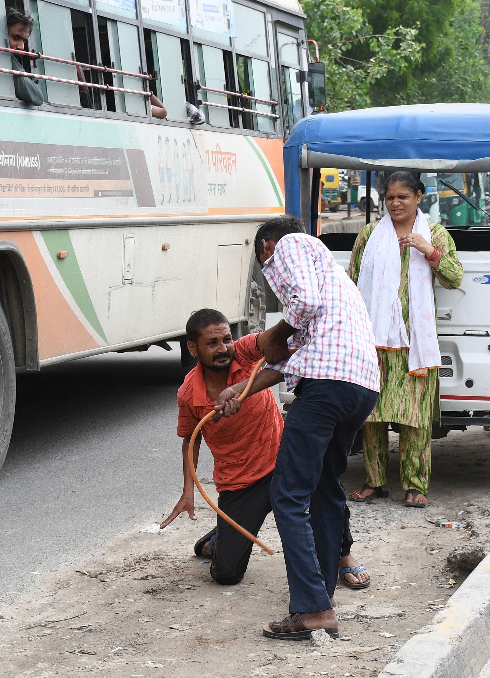 अयोध्या रोड पर सवारी को लेकर हुएविवाद में भिड़ते ऑटो चालक। 