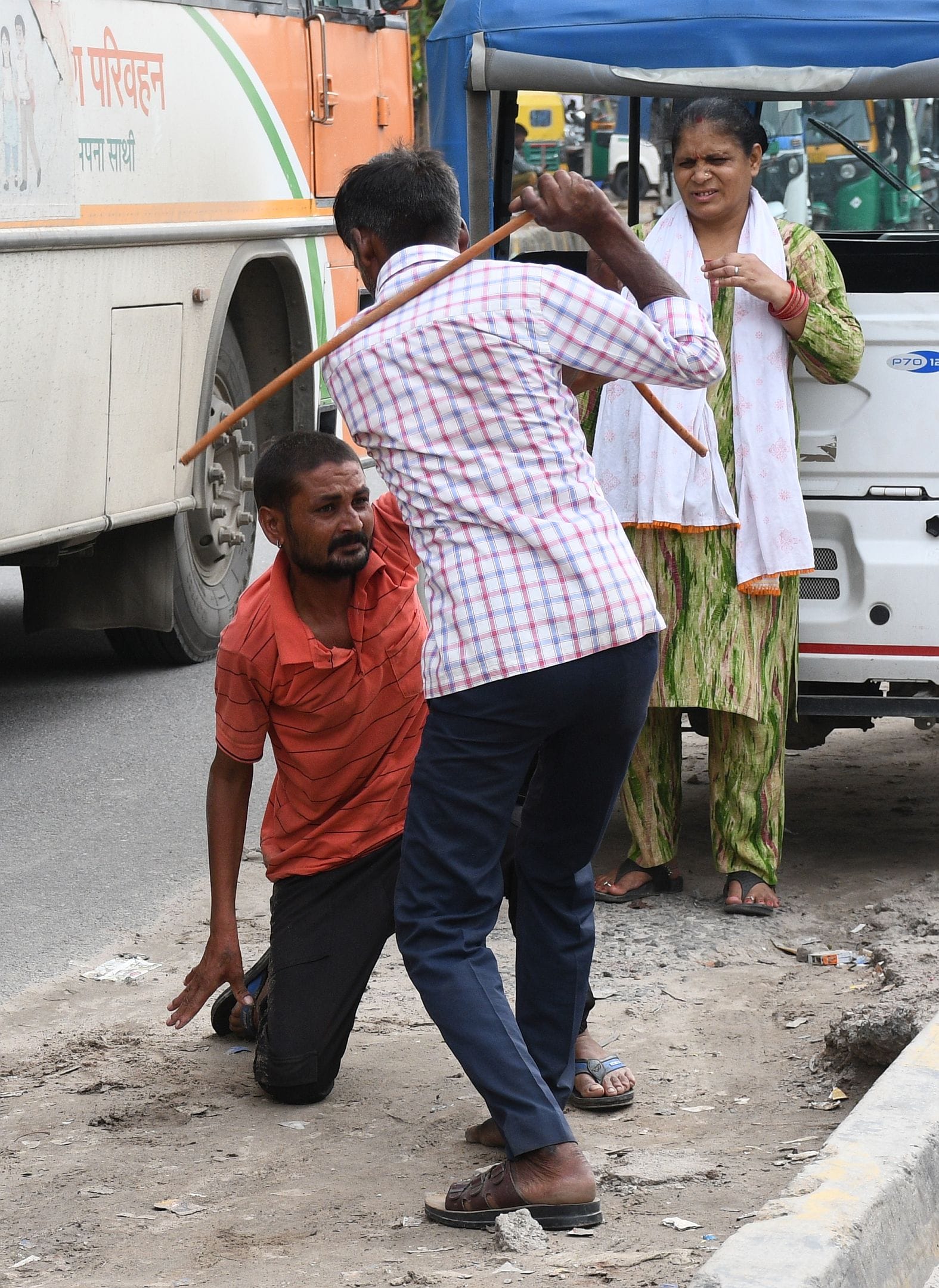 अयोध्या रोड पर सवारी को लेकर हुएविवाद में भिड़ते ऑटो चालक। 