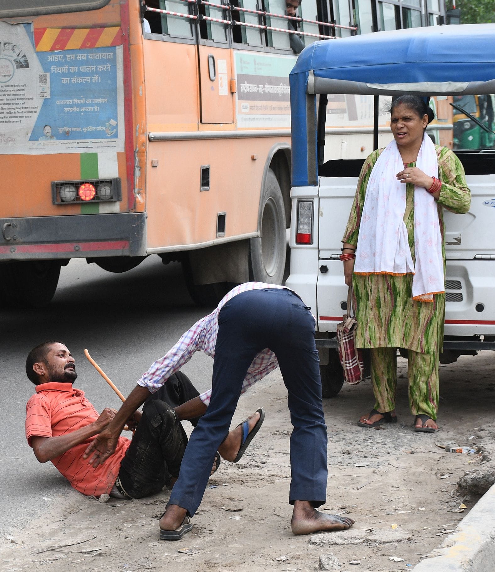 अयोध्या रोड पर सवारी को लेकर हुएविवाद में भिड़ते ऑटो चालक। 