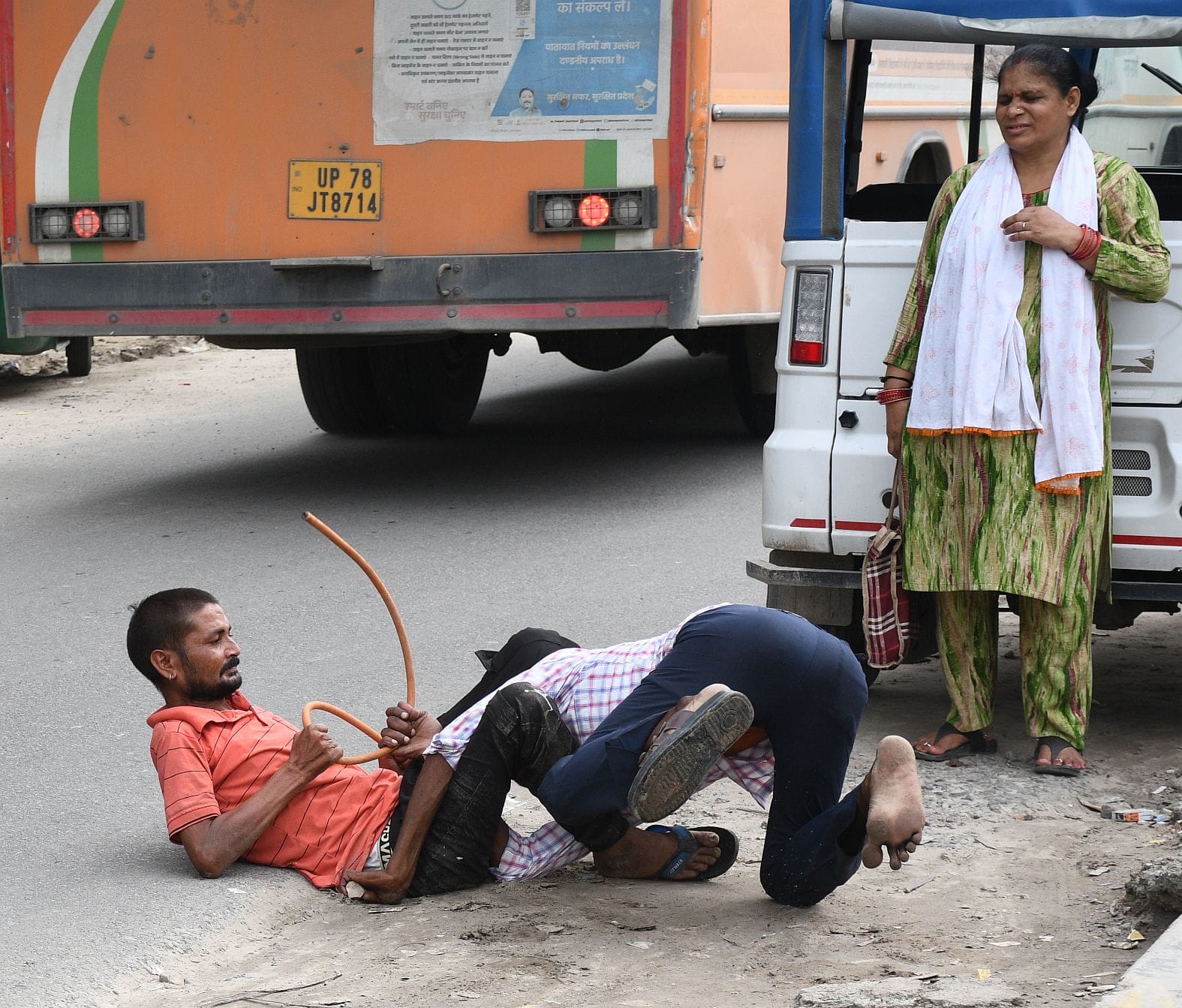 अयोध्या रोड पर सवारी को लेकर हुएविवाद में भिड़ते ऑटो चालक। 