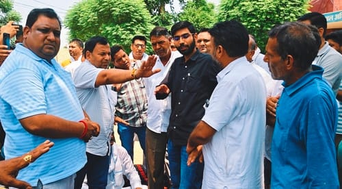 भूना। अघोषित बिजली कटों के विरोध में प्रदर्शनकारियों को आश्वासन देते एसडीओ विक्की कश्यप। स्त्रो