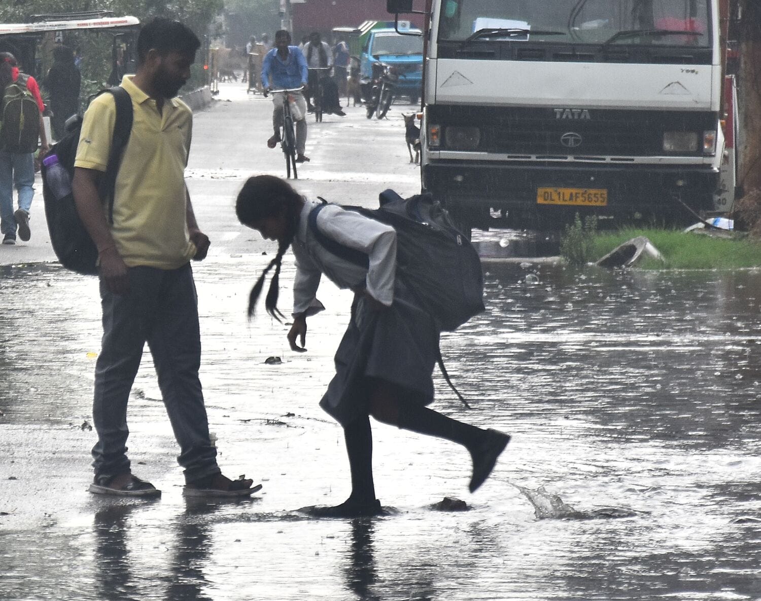 बृहस्पतिवार को राजधानी में बारिश और जलभराव का नजारा। 