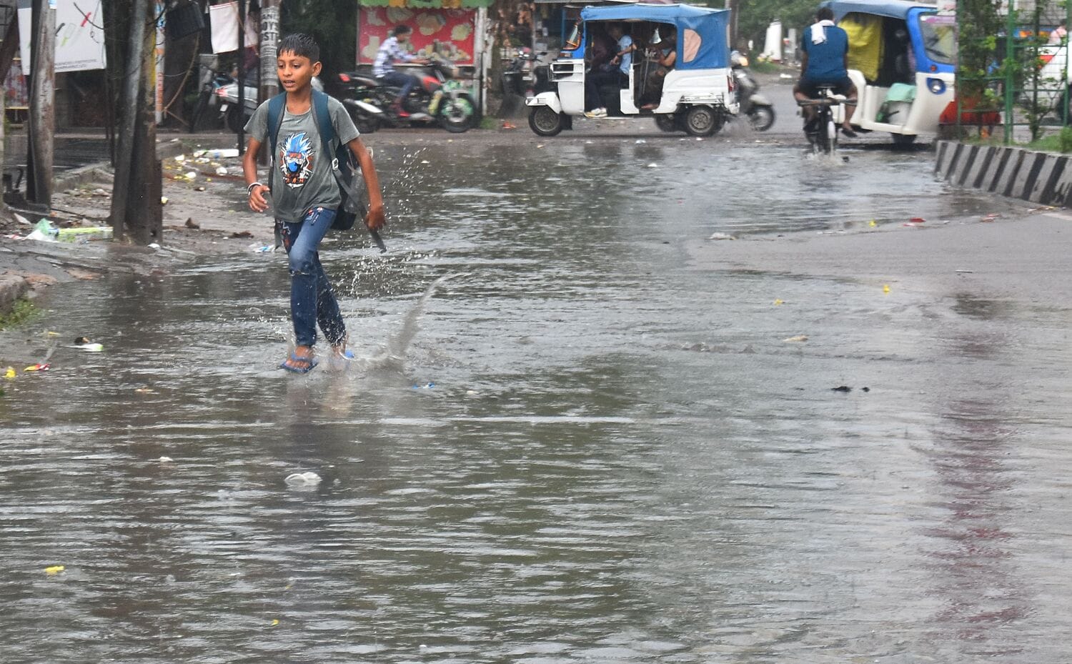 बृहस्पतिवार को राजधानी में बारिश और जलभराव का नजारा। 