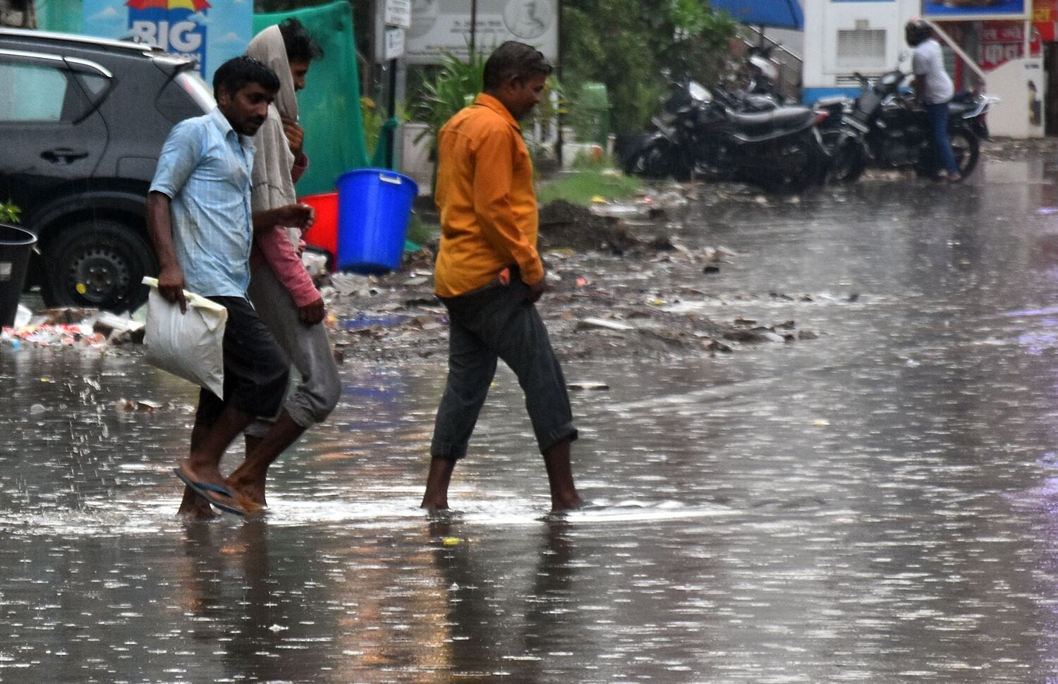 बृहस्पतिवार को राजधानी में बारिश और जलभराव का नजारा। 