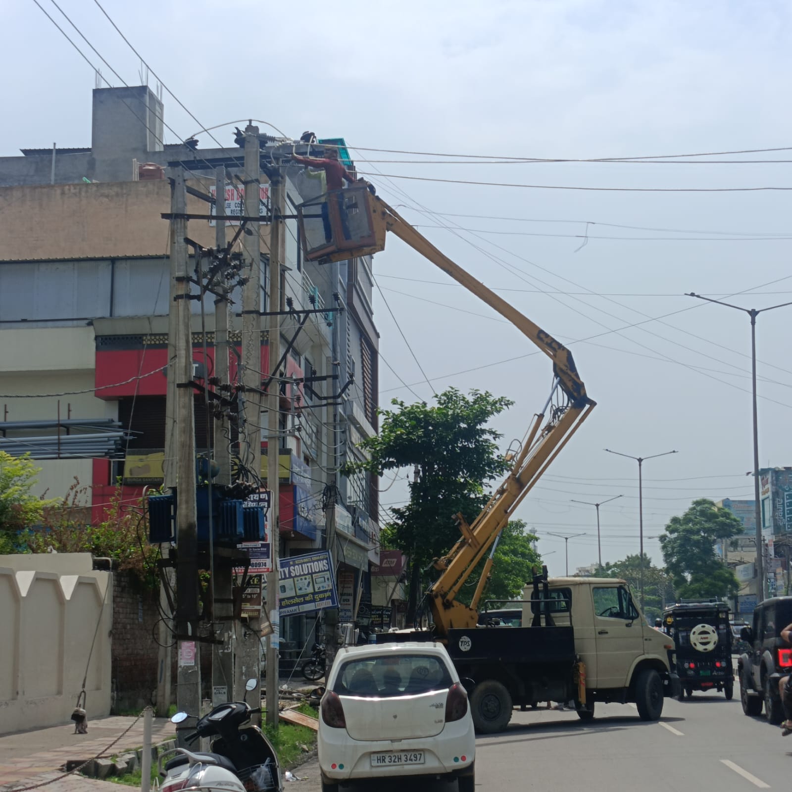 बिजली की तार ठीक करते हुए कर्मचारी। संवाद बिजली की तार ठीक करते हुए कर्मचारी। संवाद