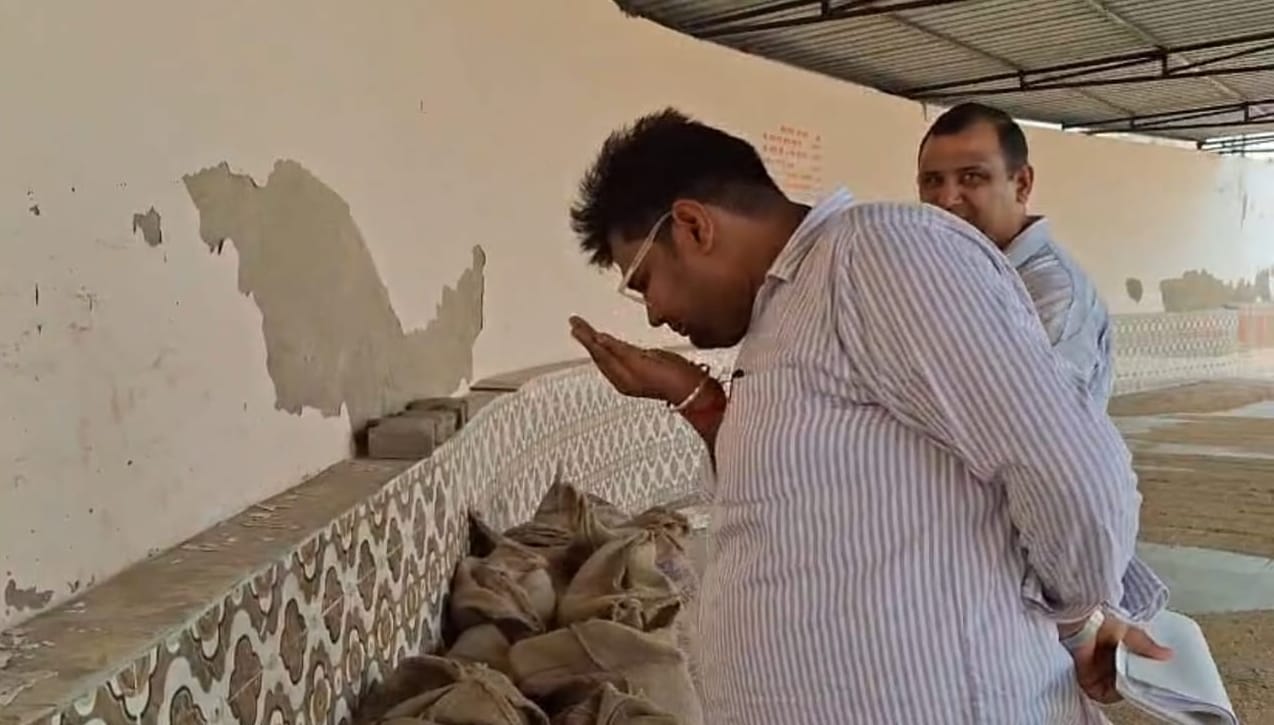 बरसात में भीगे राशन को सूखाते हुए डिपो संचालक। स्रोत: वीडियो ग्रैब