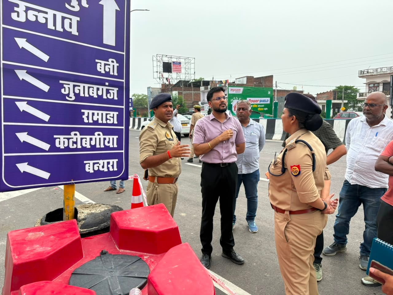 एक्सप्रेसवे का निरीक्षण करते अधिकारी। एक्सप्रेसवे का निरीक्षण करते अधिकारी।