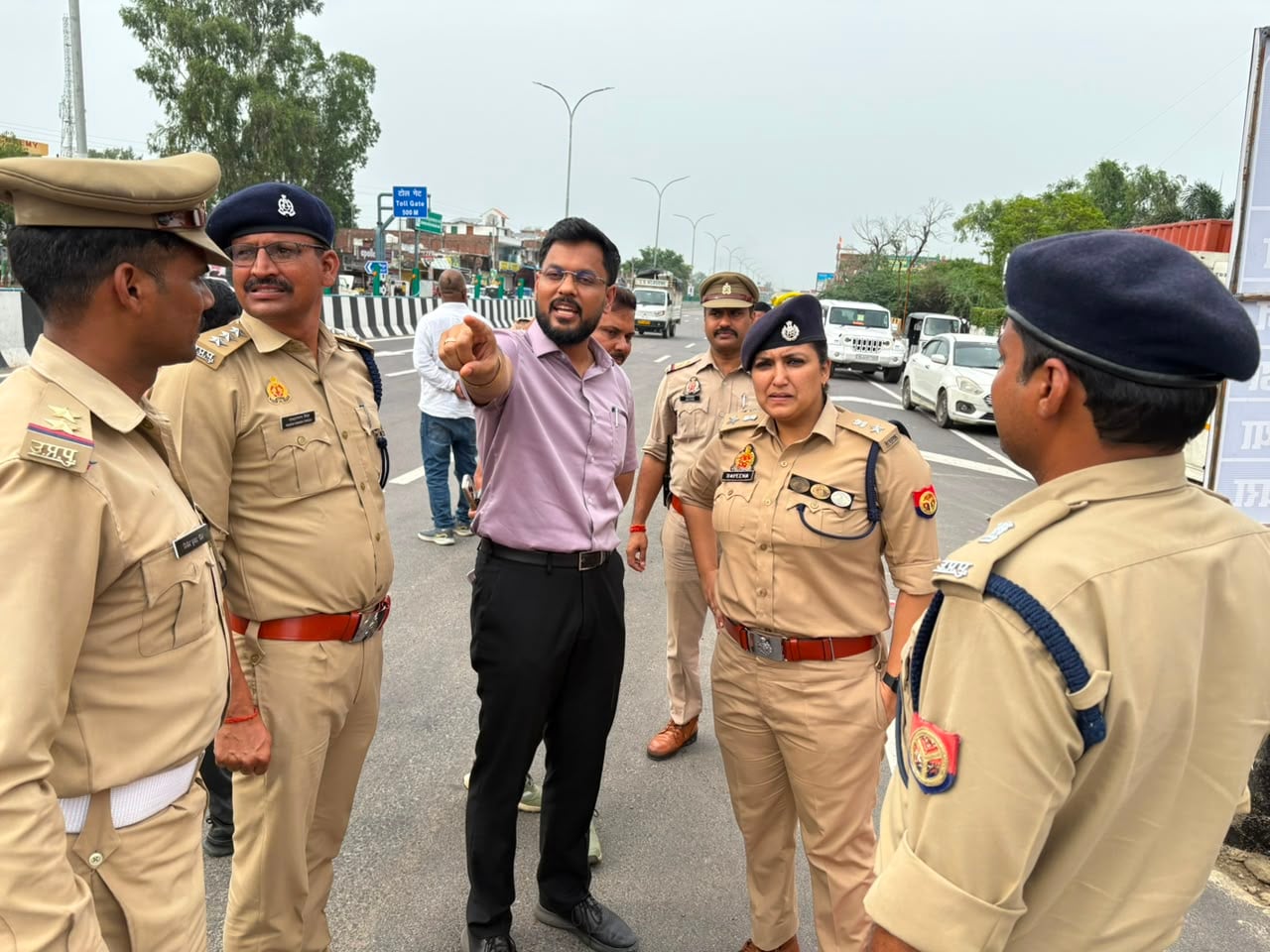 एक्सप्रेसवे का निरीक्षण करते अधिकारी। एक्सप्रेसवे का निरीक्षण करते अधिकारी।