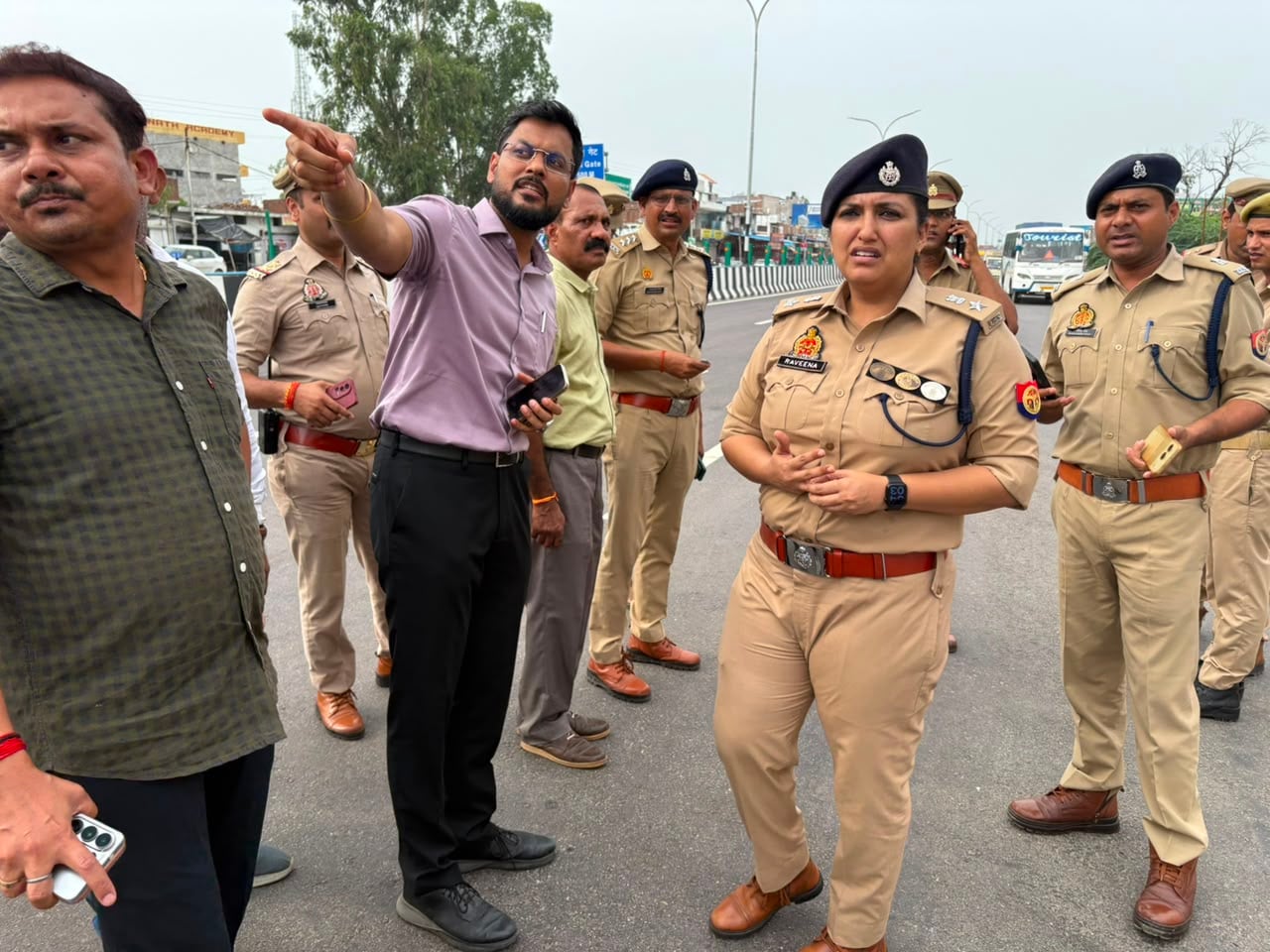 एक्सप्रेसवे का निरीक्षण करते अधिकारी। एक्सप्रेसवे का निरीक्षण करते अधिकारी।