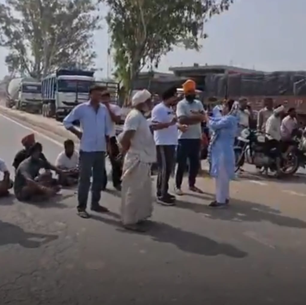 फोटो 16जेएनडी02-भिवानी रोड ओवरब्रिज से रात को अंधेरे में गुजर रहे वाहन। संवाद फोटो 16जेएनडी02-भिवानी रोड ओवरब्रिज से रात को अंधेरे में गुजर रहे वाहन। संवाद
