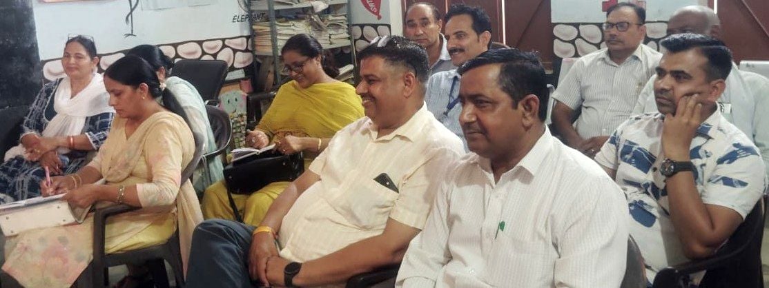 फोटो 16जेएनडी09-क्लस्टर की मासिक समीक्षा बैठक में चर्चा करते हुए शिक्षा अधिकारी। स्रोत कर्मचा फोटो 16जेएनडी09-क्लस्टर की मासिक समीक्षा बैठक में चर्चा करते हुए शिक्षा अधिकारी। स्रोत कर्मचा