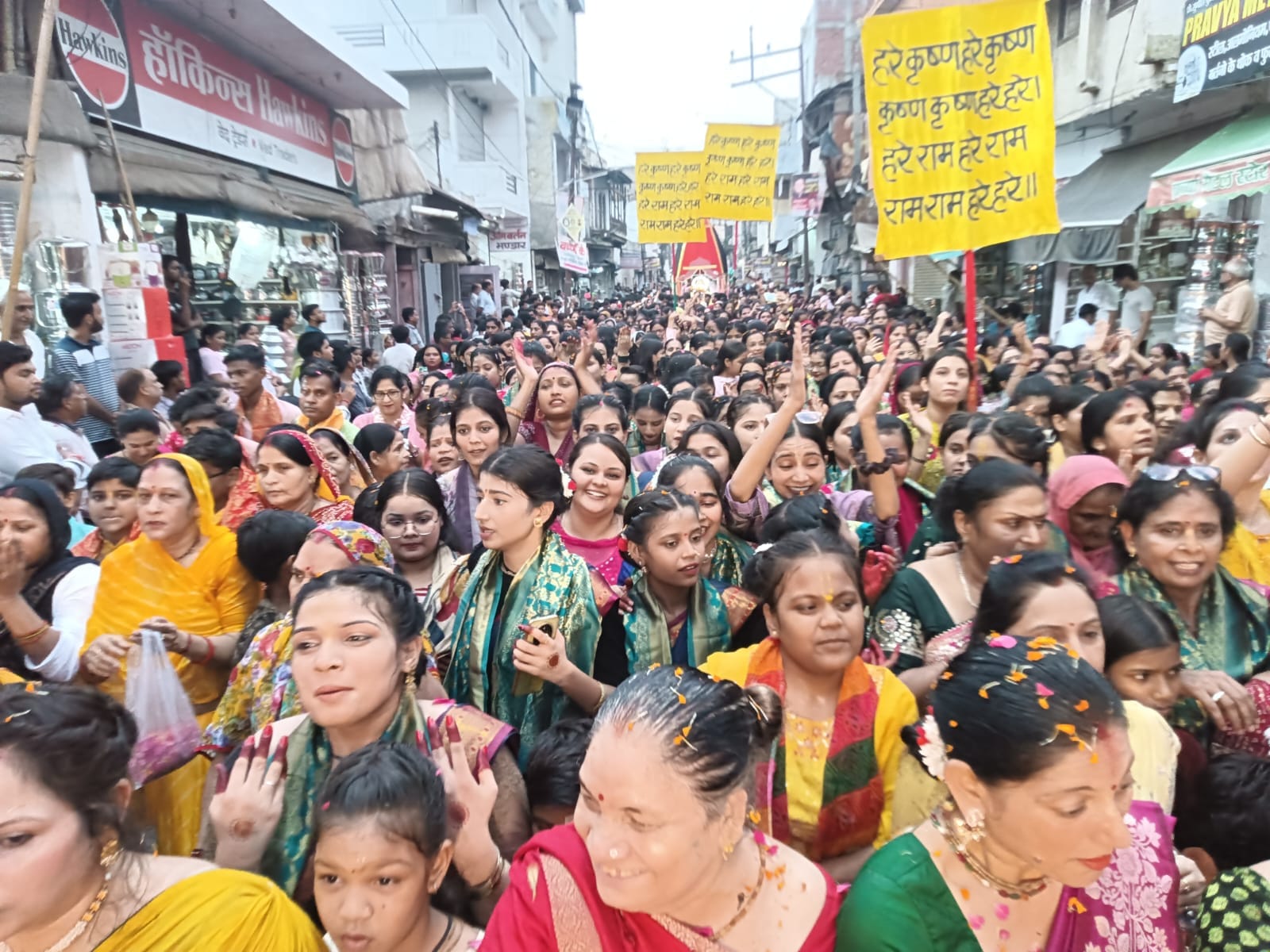 फोटो-18 रथ पर विराजमान भगवान जगन्नाथ, माता सुभद्रा व बलभद्र। स्रोत: जागरूक पाठक फोटो-18 रथ पर विराजमान भगवान जगन्नाथ, माता सुभद्रा व बलभद्र। स्रोत: जागरूक पाठक