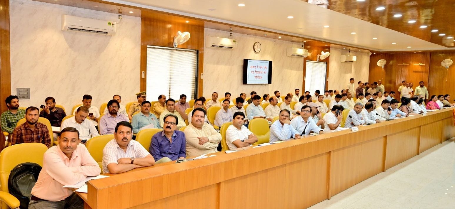 फोटो 26 : दिशा में बैठक में मौजूद दायें से विधायक प्रभाष कुमार, अलका अर्कवंशी, सांसद जय प्रकाश,