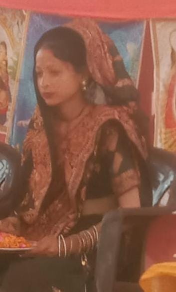 फोटो-29 कासगंज में पोस्टमार्टम गृह पर बैठे मृतक किशोरी कल्पना के परिजन । संवाद फोटो-29 कासगंज में पोस्टमार्टम गृह पर बैठे मृतक किशोरी कल्पना के परिजन । संवाद