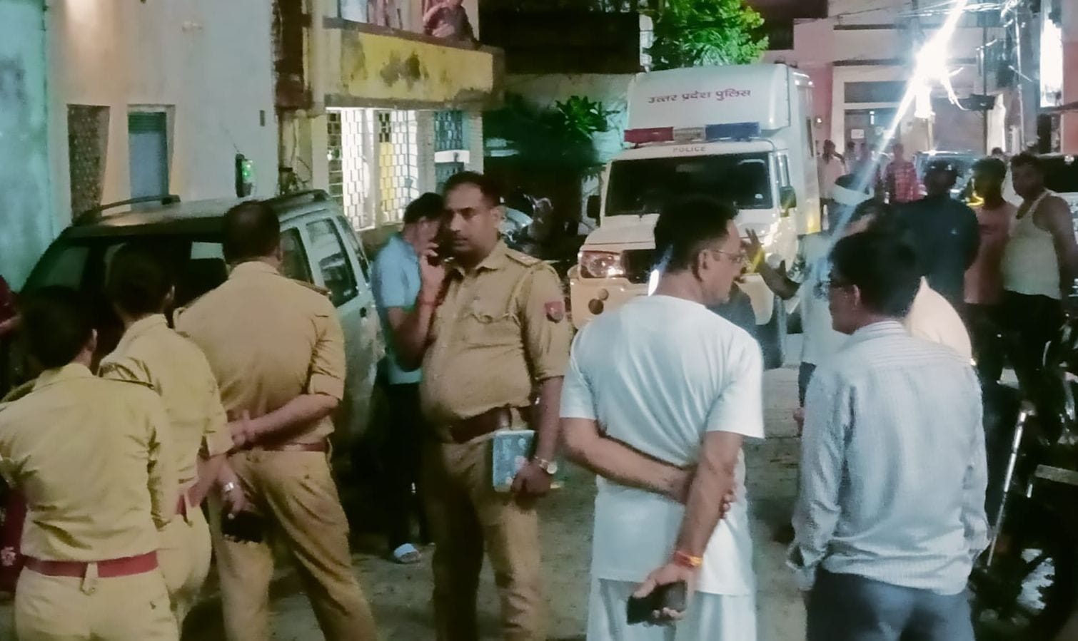 फोटो-31- आवास-विकास ए ब्लॉक में वृद्धा की हत्या के बाद जांच करती पुलिस। संवाद फोटो-31- आवास-विकास ए ब्लॉक में वृद्धा की हत्या के बाद जांच करती पुलिस। संवाद