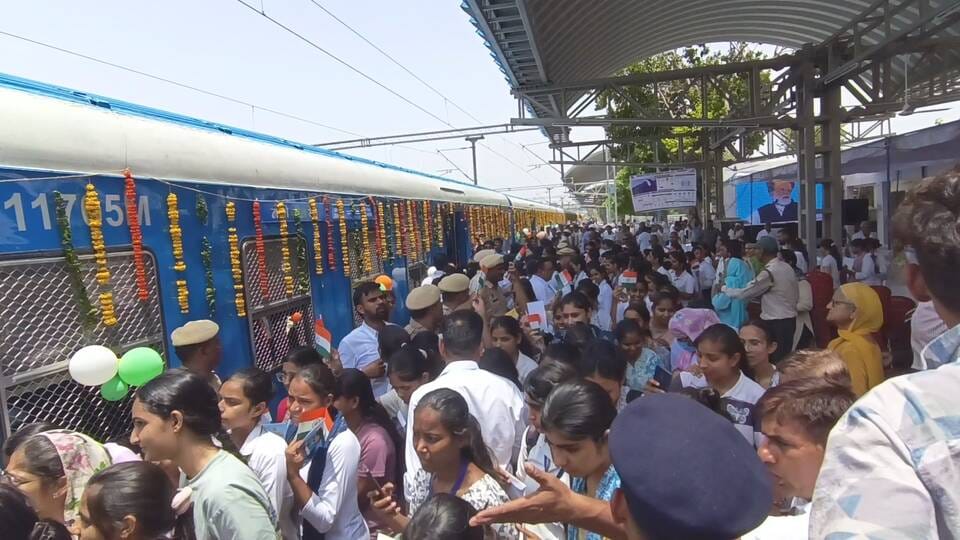 फोटो - हाइड्रोजन ट्रेन में छात्राओं के संग यात्रा करती हुई डॉ. रीटा शर्मा। - स्रोत - प्रवक्ता फोटो - हाइड्रोजन ट्रेन में छात्राओं के संग यात्रा करती हुई डॉ. रीटा शर्मा। - स्रोत - प्रवक्ता