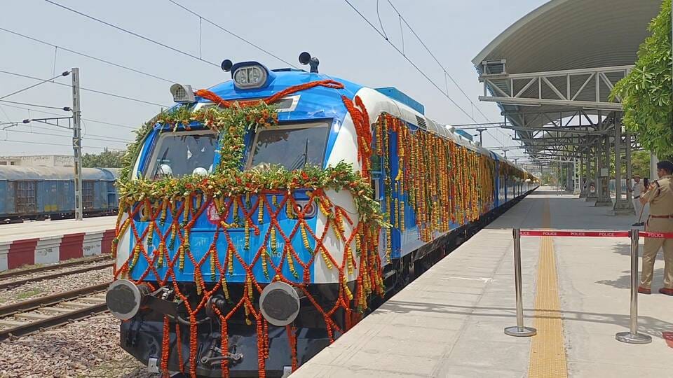 फोटो - हाइड्रोजन ट्रेन में छात्राओं के संग यात्रा करती हुई डॉ. रीटा शर्मा। - स्रोत - प्रवक्ता फोटो - हाइड्रोजन ट्रेन में छात्राओं के संग यात्रा करती हुई डॉ. रीटा शर्मा। - स्रोत - प्रवक्ता