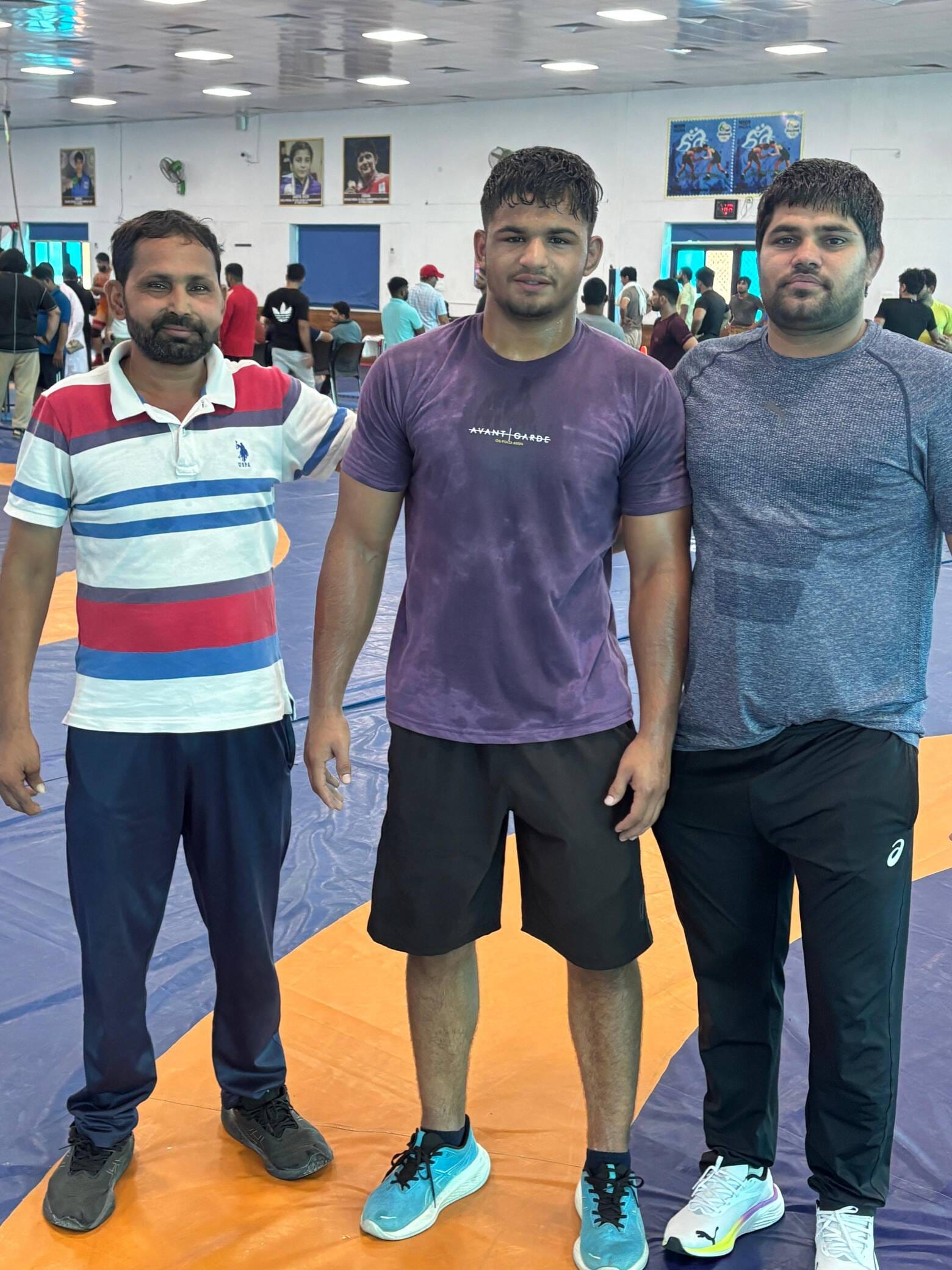 फोटो :: सोनीपत के गांव जुआं के पहलवान रोविंद अंतरराष्ट्रीय प्रशिक्षक बलवंत छिक्कारा से आशीर्वा फोटो :: सोनीपत के गांव जुआं के पहलवान रोविंद अंतरराष्ट्रीय प्रशिक्षक बलवंत छिक्कारा से आशीर्वा