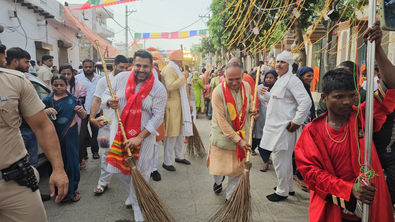फोटो : सोनीपत में नगर भ्रमण के लिए मंदिर से निकलते भगवान जगन्नाथ। स्रोत: आयोजक फोटो : सोनीपत में नगर भ्रमण के लिए मंदिर से निकलते भगवान जगन्नाथ। स्रोत: आयोजक