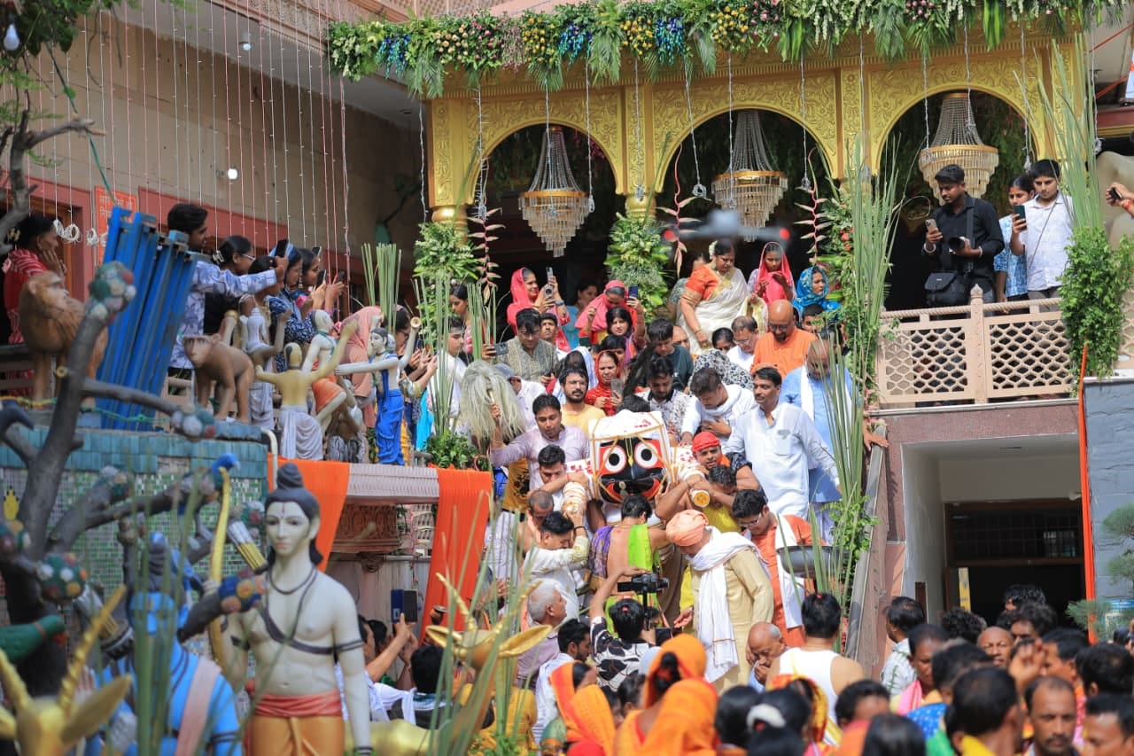 फोटो : सोनीपत में नगर भ्रमण के लिए मंदिर से निकलते भगवान जगन्नाथ। स्रोत: आयोजक फोटो : सोनीपत में नगर भ्रमण के लिए मंदिर से निकलते भगवान जगन्नाथ। स्रोत: आयोजक