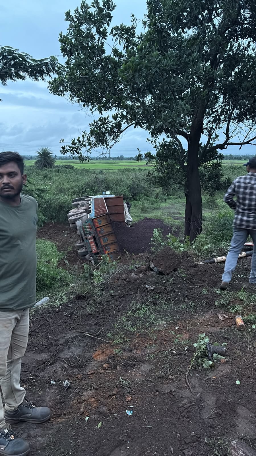 घटना के बाद सड़क पर बिखरे ग्रामीण व ट्रेक्टर