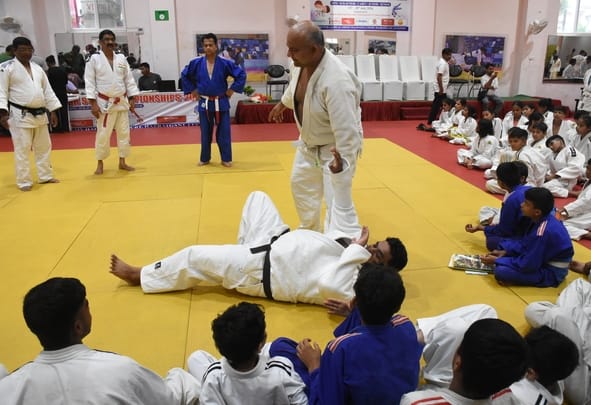 हजरतगंज स्थित इंडियन पैरा जूडो अकादमी में हुई बेल्ट परीक्षा में दम दिखाते जूडोका। 