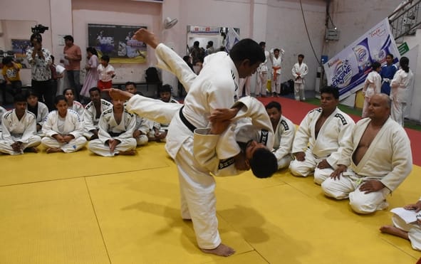 हजरतगंज स्थित इंडियन पैरा जूडो अकादमी में हुई बेल्ट परीक्षा में दम दिखाते जूडोका। 
