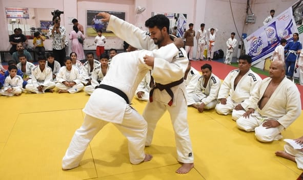 हजरतगंज स्थित इंडियन पैरा जूडो अकादमी में हुई बेल्ट परीक्षा में दम दिखाते जूडोका। 