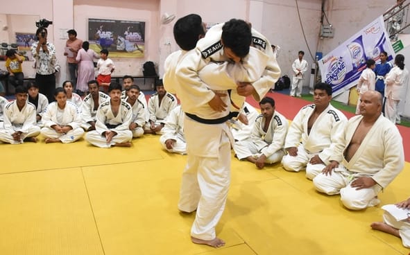 हजरतगंज स्थित इंडियन पैरा जूडो अकादमी में हुई बेल्ट परीक्षा में दम दिखाते जूडोका। 