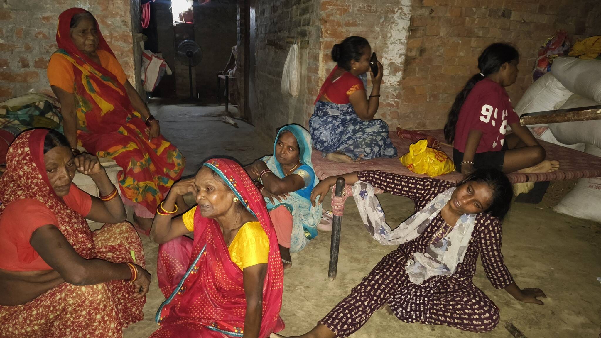 इसी शौचालय में लटका मिला किशोरी का शव व बिलखते परिजन।
