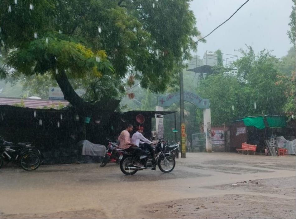 जमानिया प्राथमिक स्वास्थ्य केंद्र में बारिश के बाद लगा बारिश का गंदा पानी। संवाद जमानिया प्राथमिक स्वास्थ्य केंद्र में बारिश के बाद लगा बारिश का गंदा पानी। संवाद