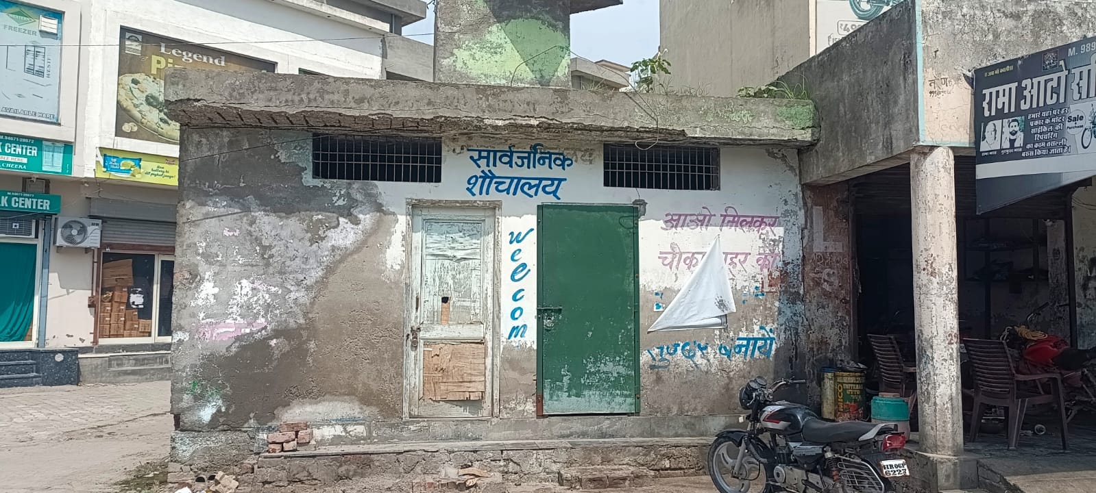 जर्जर हालत में पहुंचे शौचालय। जर्जर हालत में पहुंचे शौचालय।