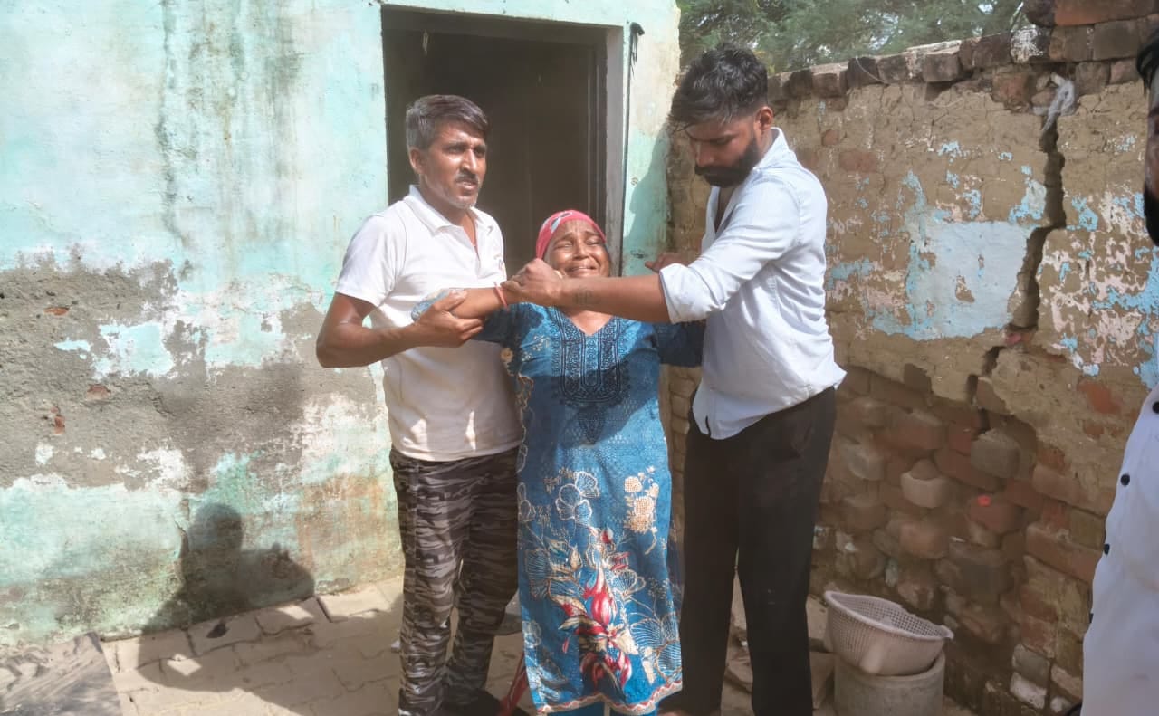 जेसीबी से अवैध कब्जों को तुड़वाते कर्मचारी। 