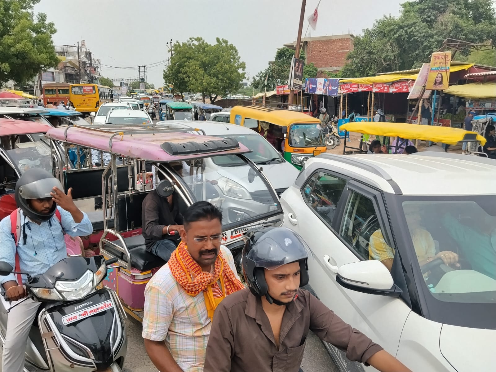 मुंगराबादशाहपुर चौराहे पर लगा जाम। संवाद। मुंगराबादशाहपुर चौराहे पर लगा जाम। संवाद।