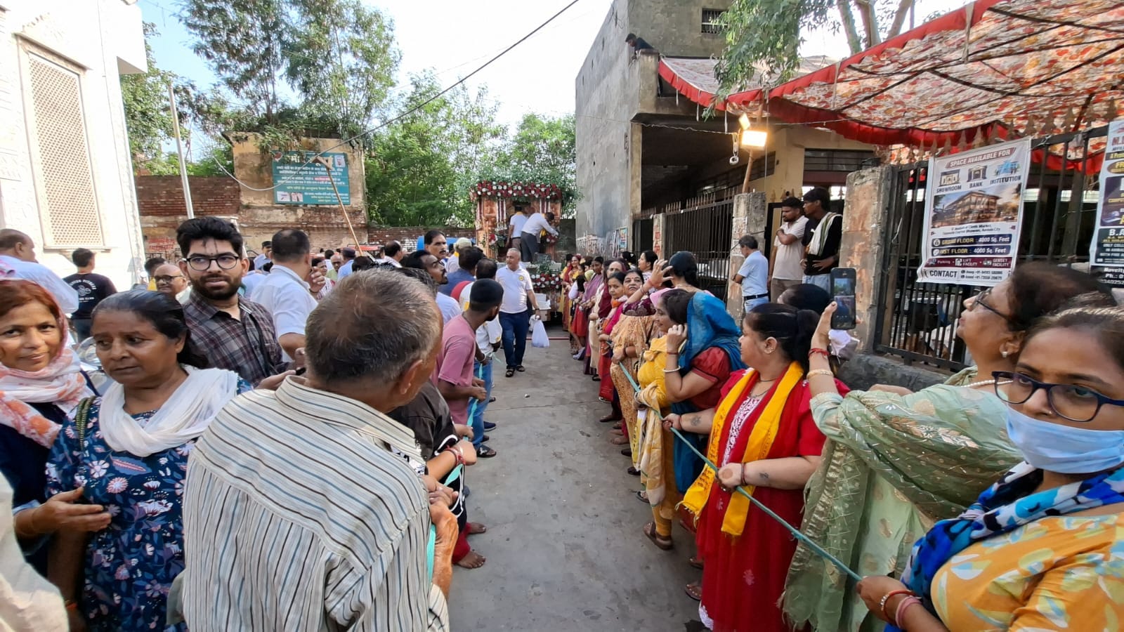 महाप्रभु जगन्नाथ की आरती उतारते पदाधिकारी। संवाद