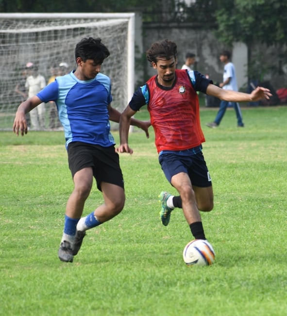 मुकाबले में फुटबॉल छीनने के िलए संघर्ष करते डिवाइन क्लब और लखनऊ एरोज के खिलाड़ी। 
