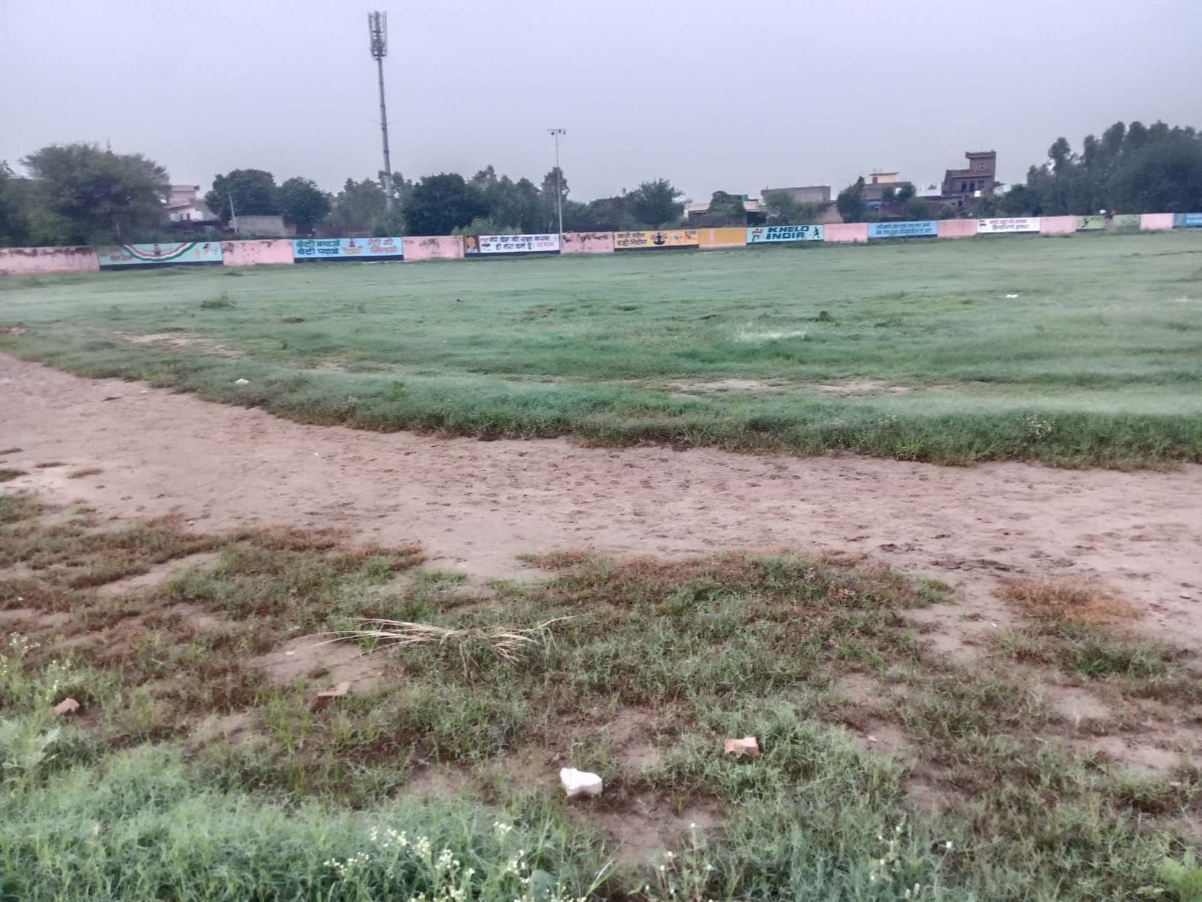 मैदान से संबंधित समस्याएं बतातीं खिलाड़ी। संवाद मैदान से संबंधित समस्याएं बतातीं खिलाड़ी। संवाद
