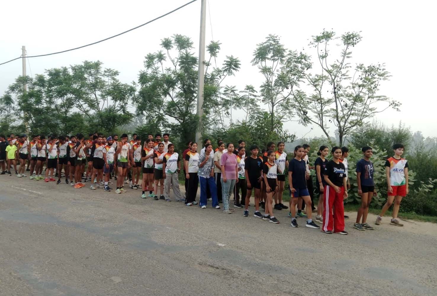 मैदान से संबंधित समस्याएं बतातीं खिलाड़ी। संवाद मैदान से संबंधित समस्याएं बतातीं खिलाड़ी। संवाद