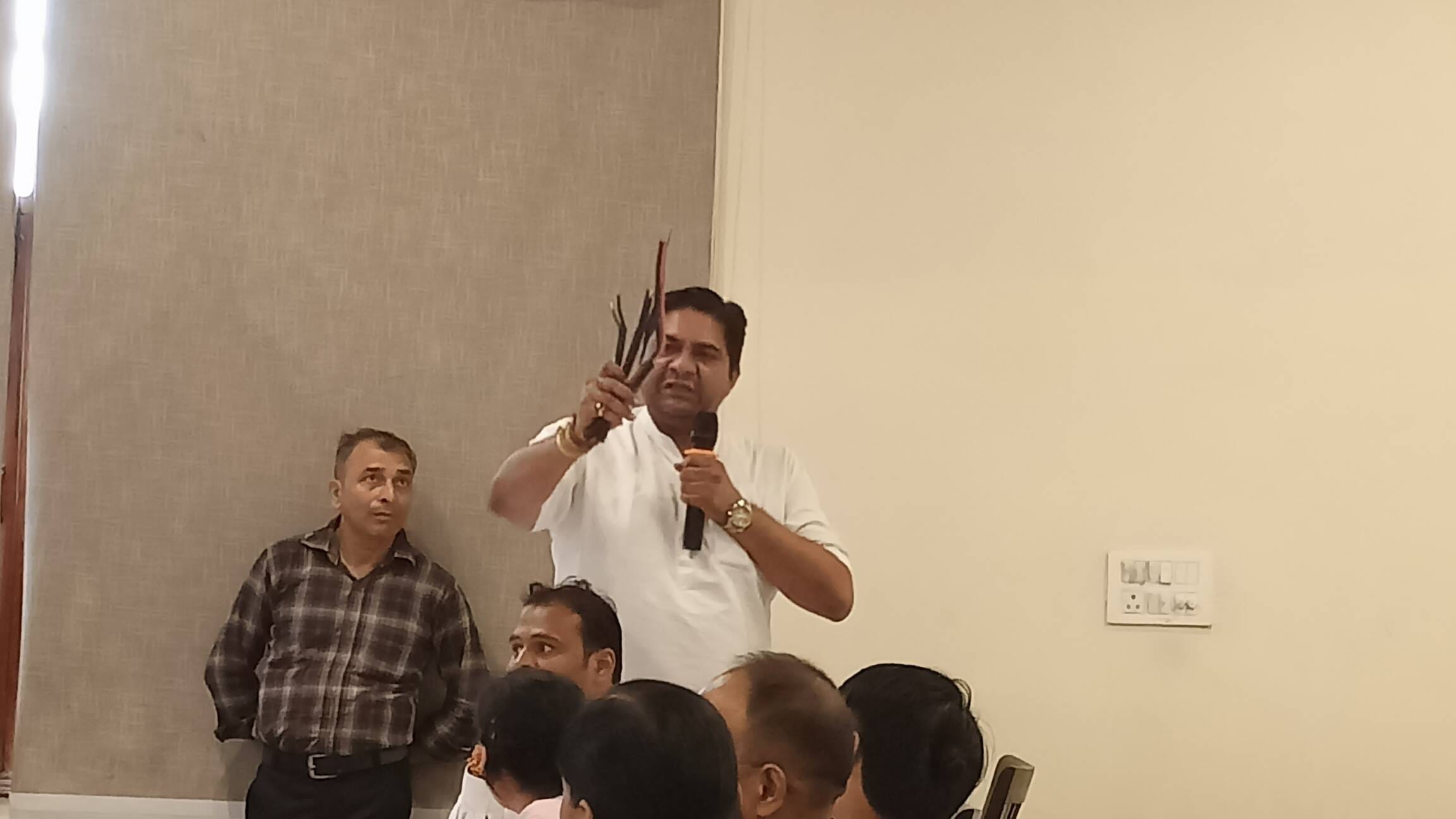 नगर निगम सदन की बैठक में अपनी बात रखते पार्षद विक्रम राणा। संवाद