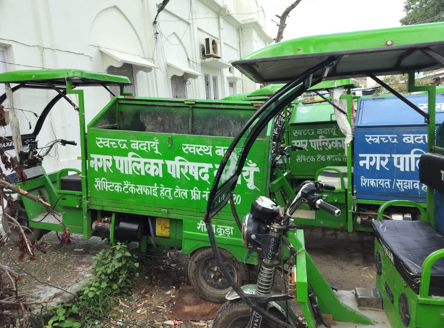 नगर पालिका परिसर में चार्जिंग स्टेशन पर चार्ज होते नगर पालिका के ई रिक्शा। संवाद नगर पालिका परिसर में चार्जिंग स्टेशन पर चार्ज होते नगर पालिका के ई रिक्शा। संवाद