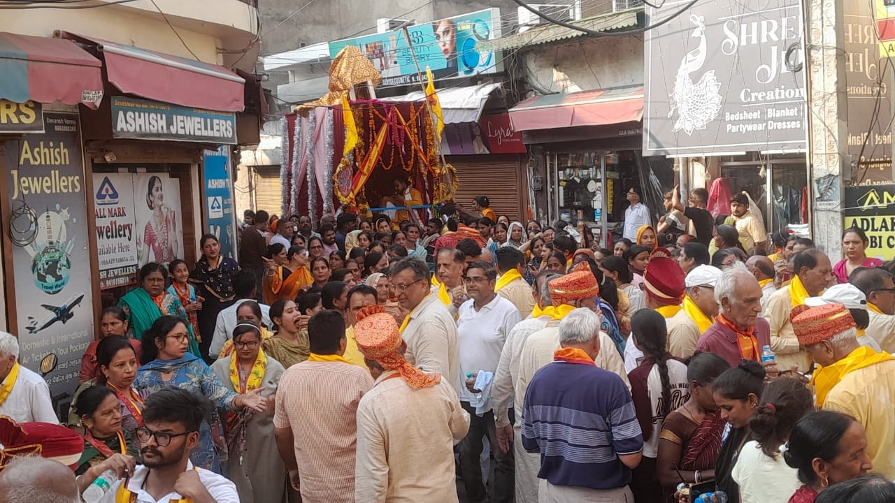 नारायणगढ़ में निकली भगवान जगन्नाथ रथ यात्रा के दौरान मौजूद क्षेत्रवासी। प्रवक्ता नारायणगढ़ में निकली भगवान जगन्नाथ रथ यात्रा के दौरान मौजूद क्षेत्रवासी। प्रवक्ता