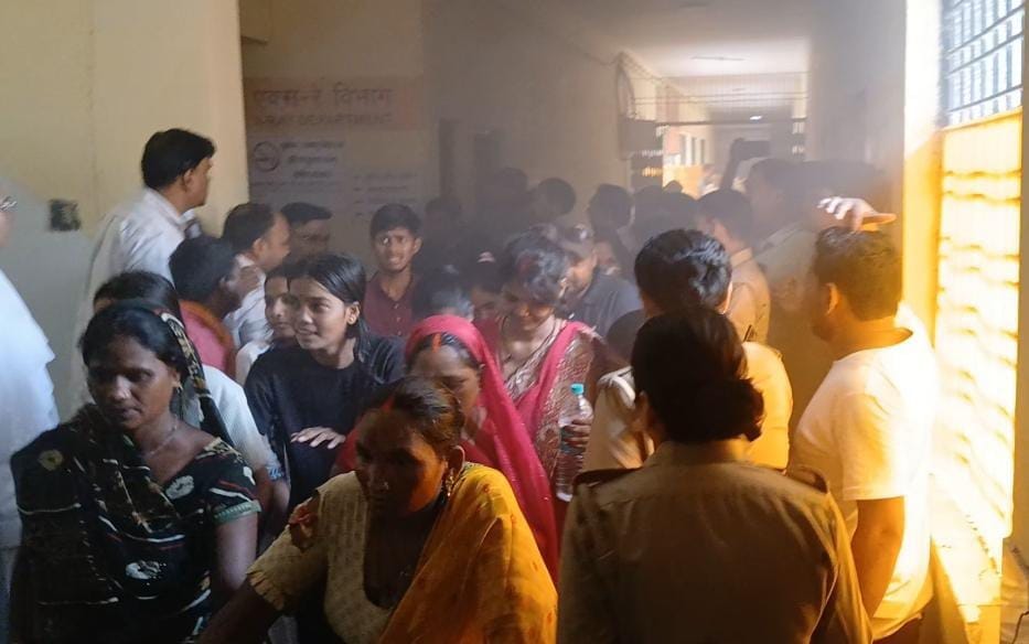 नीट परीक्षा में सफलता मिलने की मिठाई खिलाकर खुशी का इजहार करते मोहम्मद सैफ के परिजन।संवाद नीट परीक्षा में सफलता मिलने की मिठाई खिलाकर खुशी का इजहार करते मोहम्मद सैफ के परिजन।संवाद