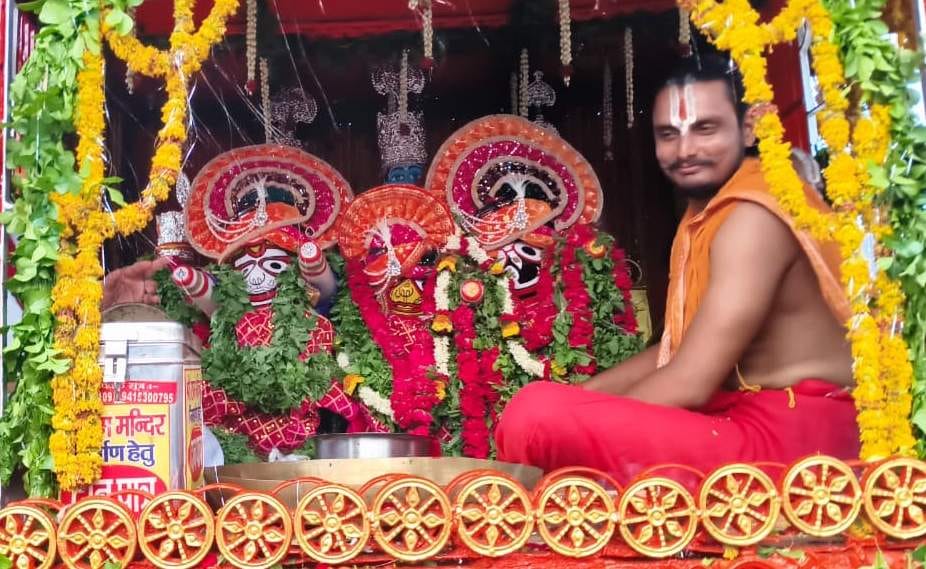 पीडीडीयू नगर में भगवान जगन्नाथ के रथ को खींचते श्रद्धालु। संवाद पीडीडीयू नगर में भगवान जगन्नाथ के रथ को खींचते श्रद्धालु। संवाद