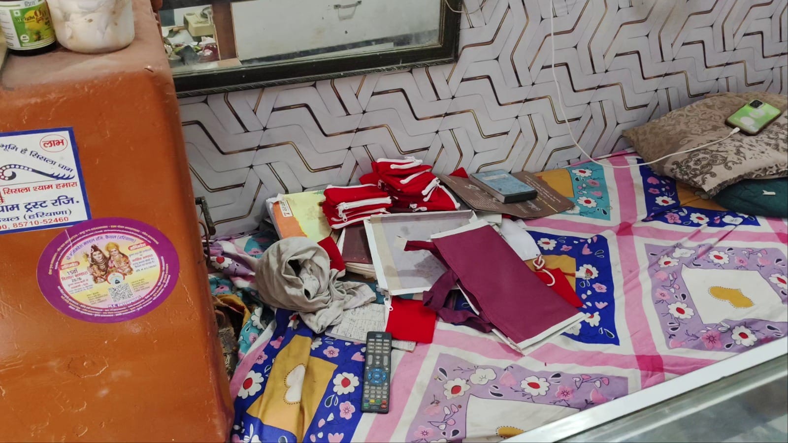 पुलिस टीम दुकान पर जांच करते हुए। संवाद