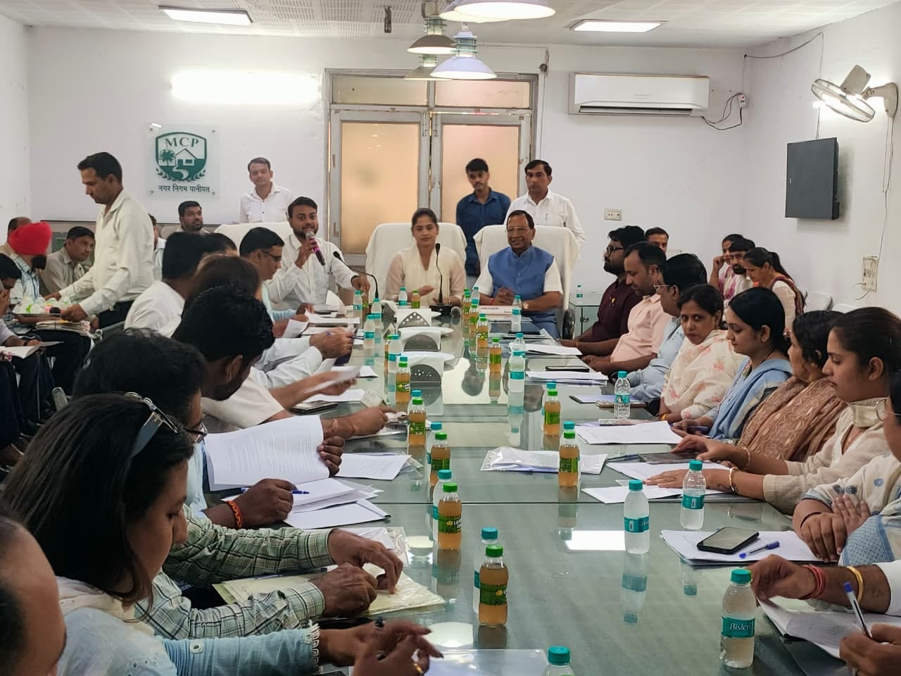 पार्षद अशोक कटारिया को लैपटॉप देते मेयर कोमल सैनी। स्रोत : सोशल मीडिया पार्षद अशोक कटारिया को लैपटॉप देते मेयर कोमल सैनी। स्रोत : सोशल मीडिया