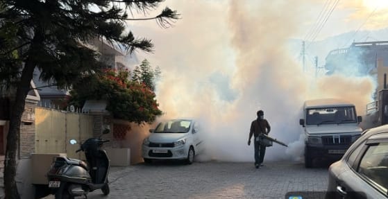 परवाणू में डेंगू से बचाव के लिए फॉगिंग करते नगर परिषद परवाणू के कर्मचारी। संवाद