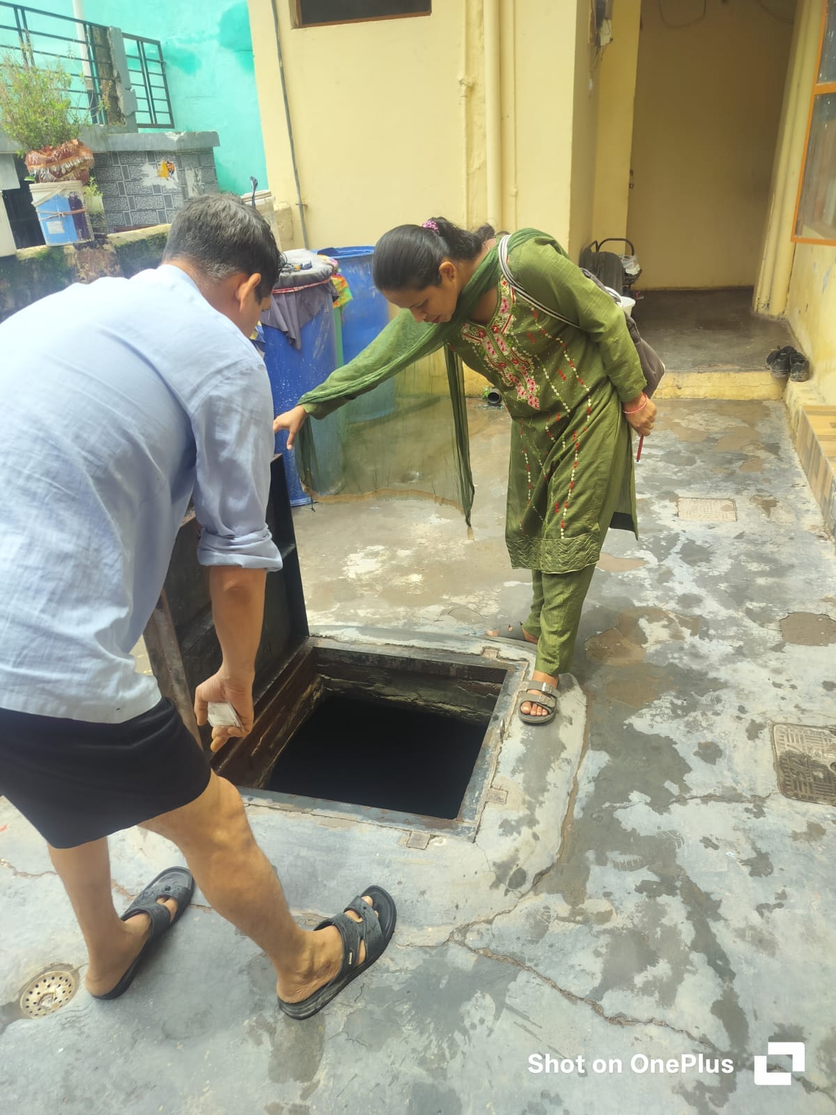 परवाणू में डेंगू से बचाव के लिए फॉगिंग करते नगर परिषद परवाणू के कर्मचारी। संवाद