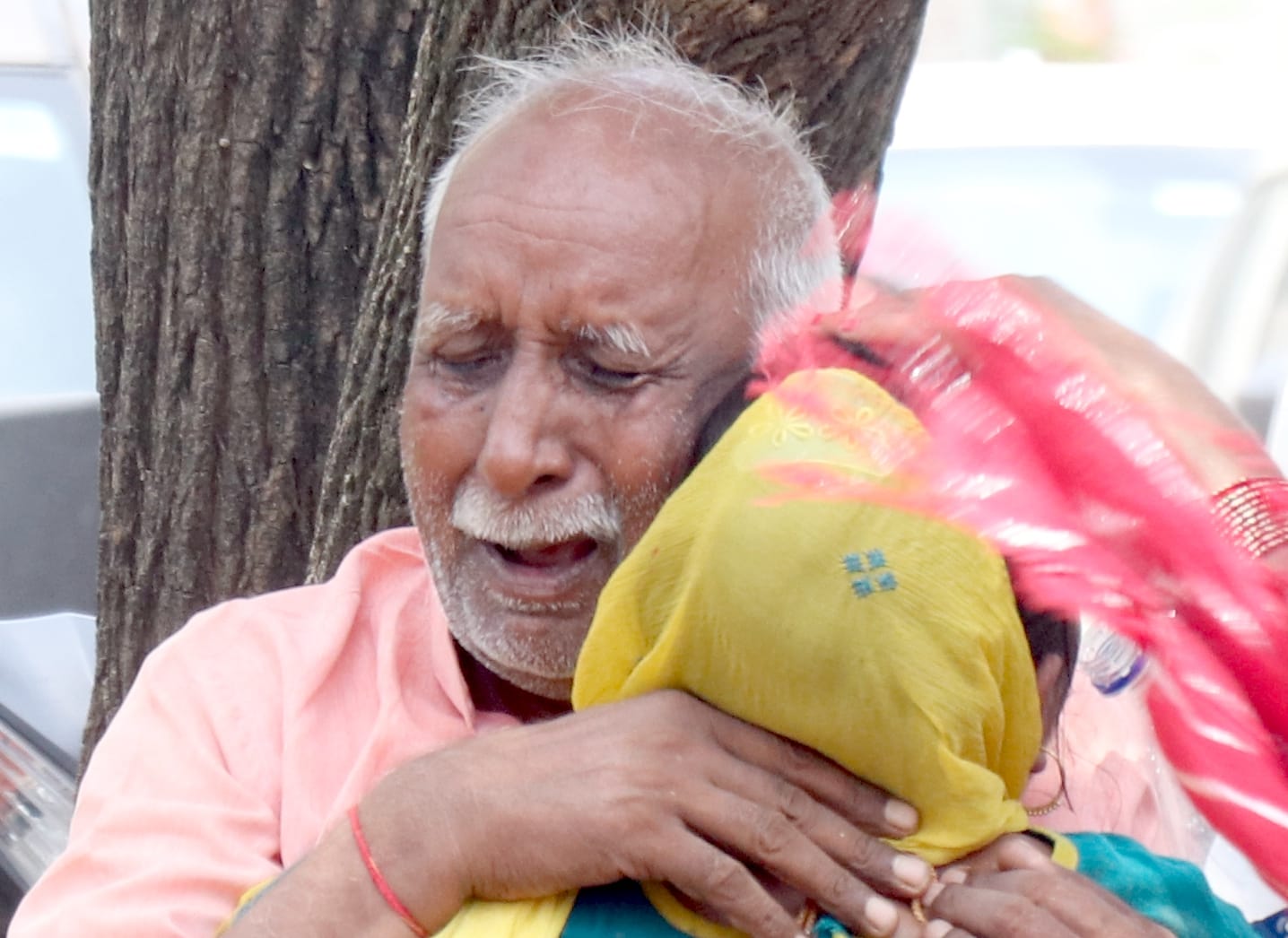 पति के जाने का दर्द। बिजनौर-नगीना रोड पर मोहित पेट्रो केमिकल के सामने सड़क दुर्घटना में पति की पति के जाने का दर्द। बिजनौर-नगीना रोड पर मोहित पेट्रो केमिकल के सामने सड़क दुर्घटना में पति की